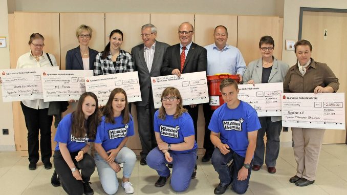 Die Botschafter der Aktion „Mitmachen Ehrensache" zusammen mit den Spendenempfängern, Vertretern des Rotary Clubs sowie Sibylle Ehrmann und Yasemin Serttürk vom Jugendamt des Hohenlohekreises.